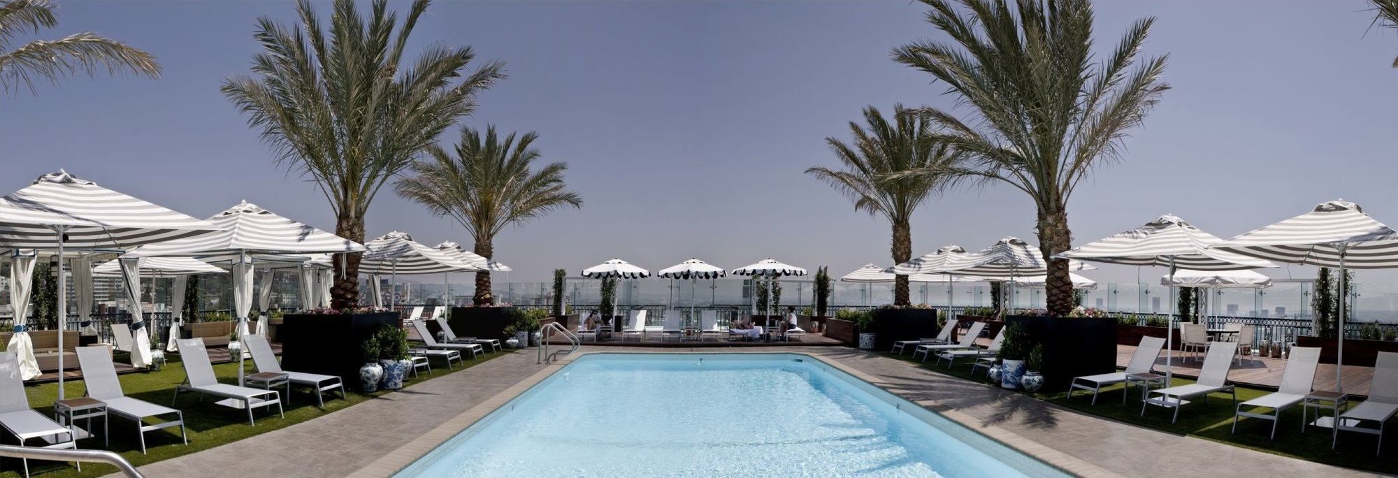 The London West Hollywood At Beverly Hills Екстериор снимка The rooftop pool at the Standard