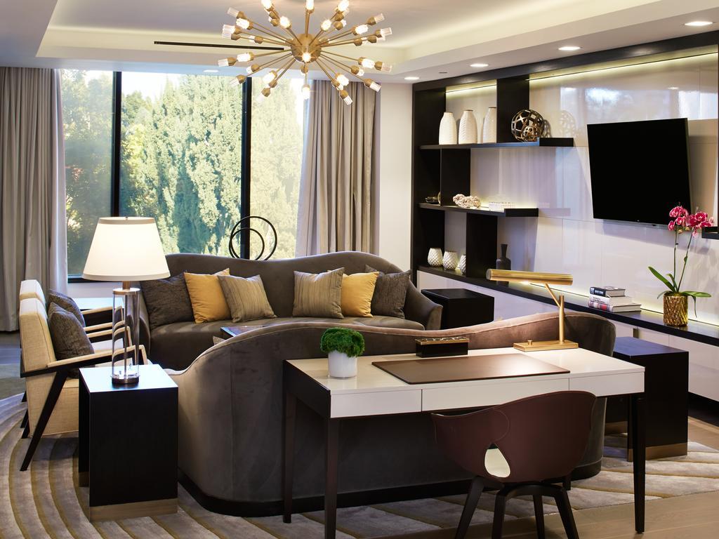 The London West Hollywood At Beverly Hills Екстериор снимка A living room at the Ritz-Carlton, Tysons
