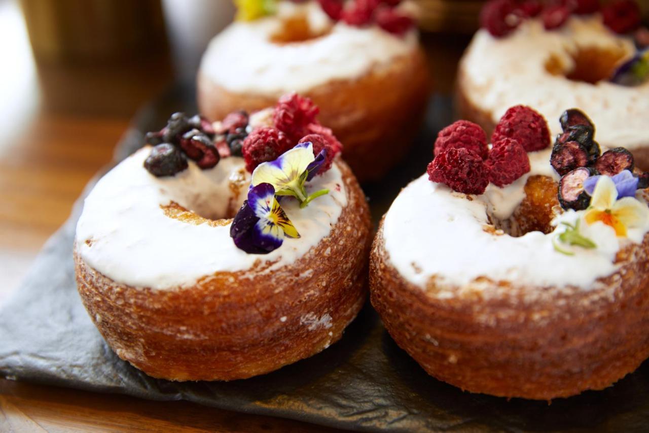 The London West Hollywood At Beverly Hills Екстериор снимка Baked donuts